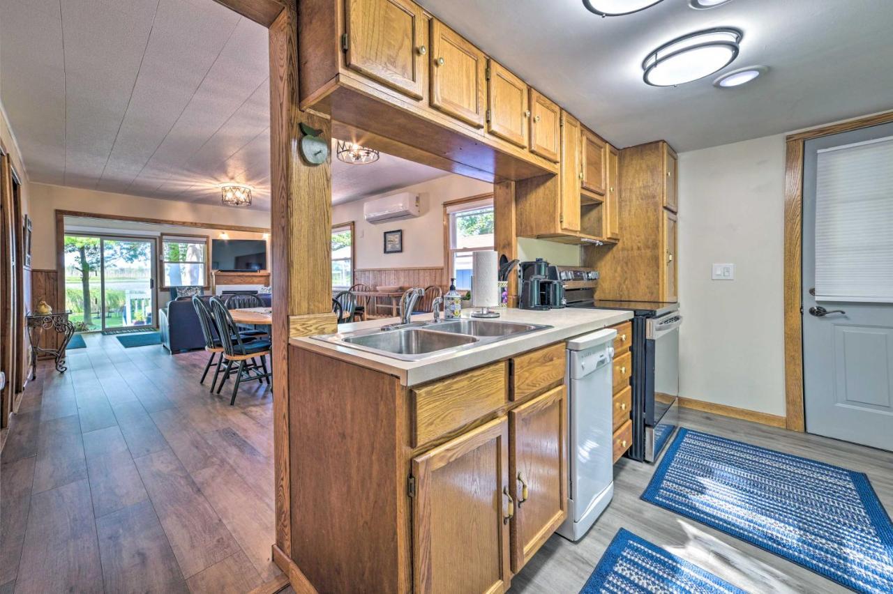 East Tawas Lakefront Getaway With Kayaks And Deck Екстериор снимка